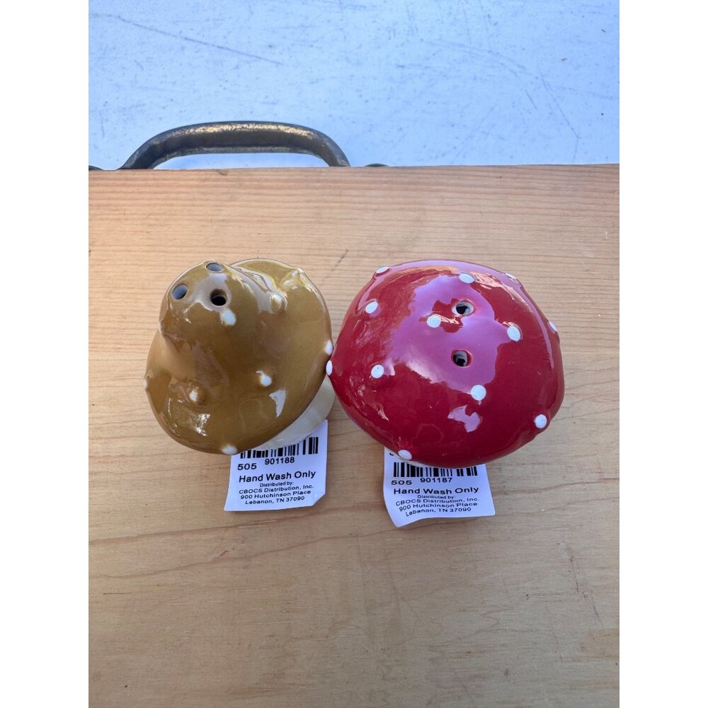 Cracker Barrel Mini Mushroom Salt Pepper Shakers Red Brown Ceramic Woodland - Picture 3 of 8